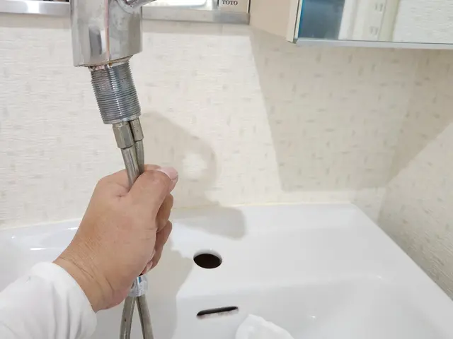 洗面所水栓脱着交換サービスの画像