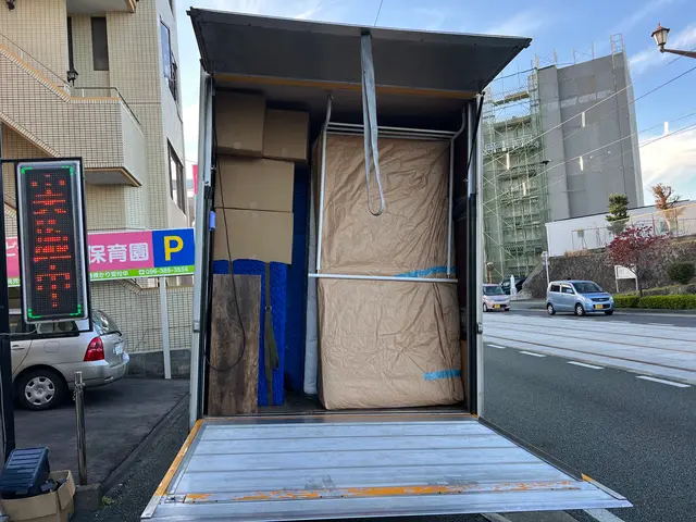 【業歴10年の実績】○2t2台４t1台保有○作業経験者のみ○損害賠償保加入済サービスの画像