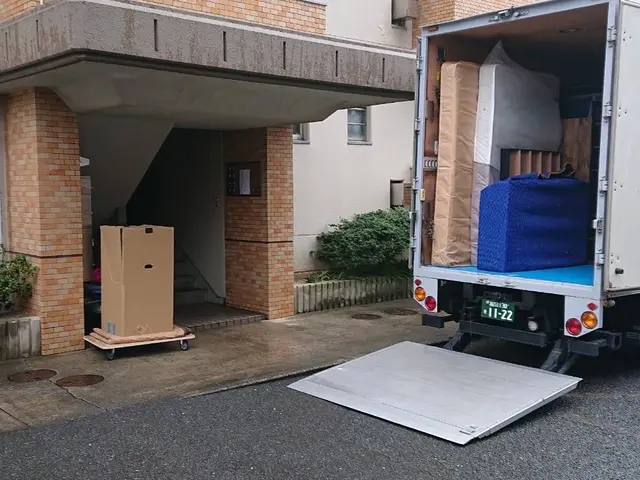 【業歴10年の実績】○2t2台４t1台保有○作業経験者のみ○損害賠償保加入済サービスの画像