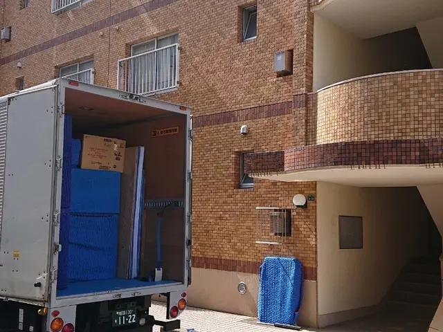 【業歴10年の実績】○2t2台４t1台保有○作業経験者のみ○損害賠償保加入済サービスの画像