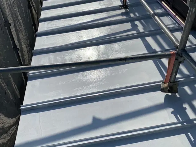 板金屋根塗装（サビ止め、中塗り、トップ　計3度塗り）サービスの画像