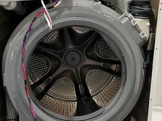 ★カビをごっそり取ってピカピカに！糸くずで詰まった乾燥ダクト清掃で乾燥機能復活★サービスの画像