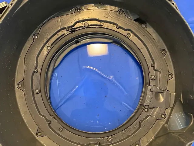 ★カビをごっそり取ってピカピカに！糸くずで詰まった乾燥ダクト清掃で乾燥機能復活★サービスの画像