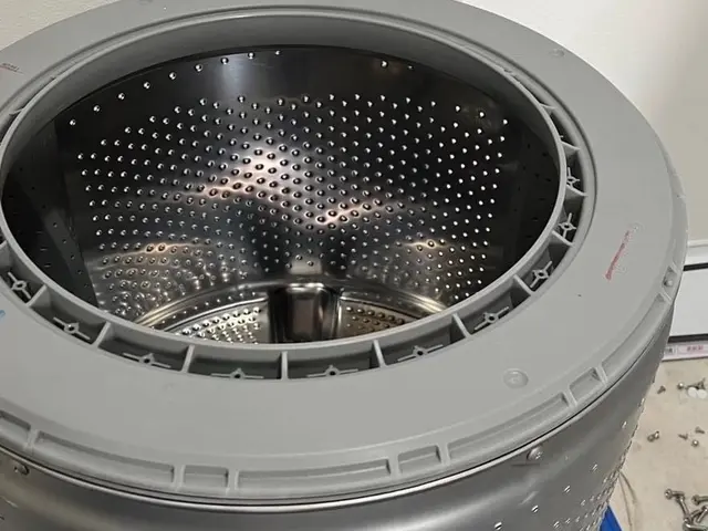 ★カビをごっそり取ってピカピカに！糸くずで詰まった乾燥ダクト清掃で乾燥機能復活★サービスの画像