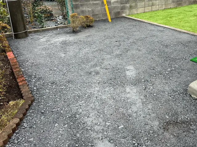 駐車場・庭　砂利敷き※防草シート施工も行います！サービスの画像