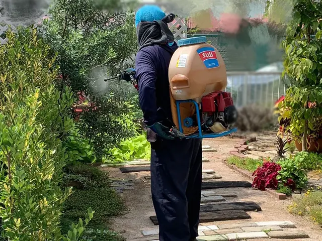 【15年の実績】病気や害虫から守ります。近隣環境も考慮して安全に散布します。サービスの画像