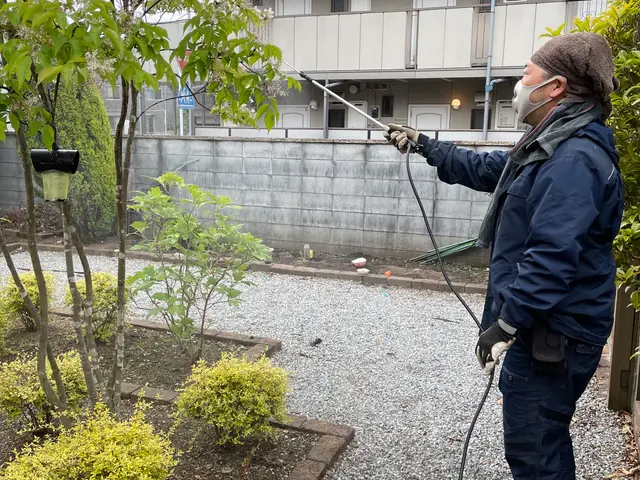 【15年の実績】病気や害虫から守ります。近隣環境も考慮して安全に散布します。サービスの画像