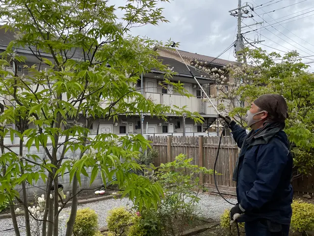 【15年の実績】病気や害虫から守ります。近隣環境も考慮して安全に散布します。サービスの画像
