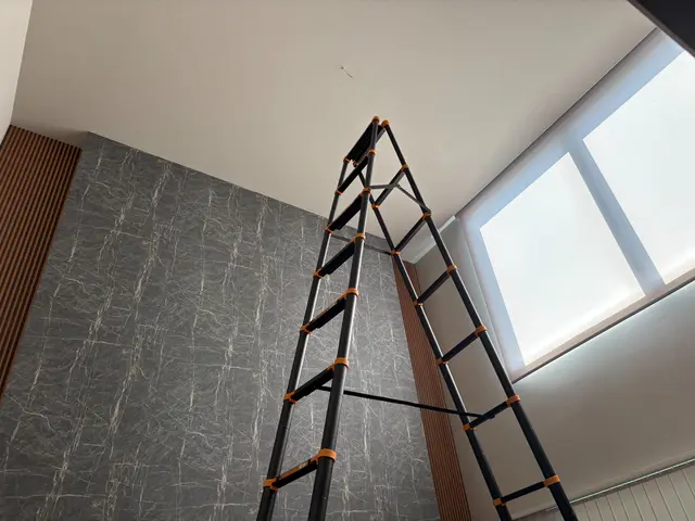 高所作業や照明器具取付施工致します。他社で断られた照明器具でも取付致しますサービスの画像