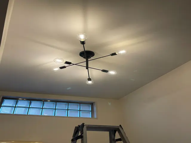 高所作業や照明器具取付施工致します。他社で断られた照明器具でも取付致しますサービスの画像