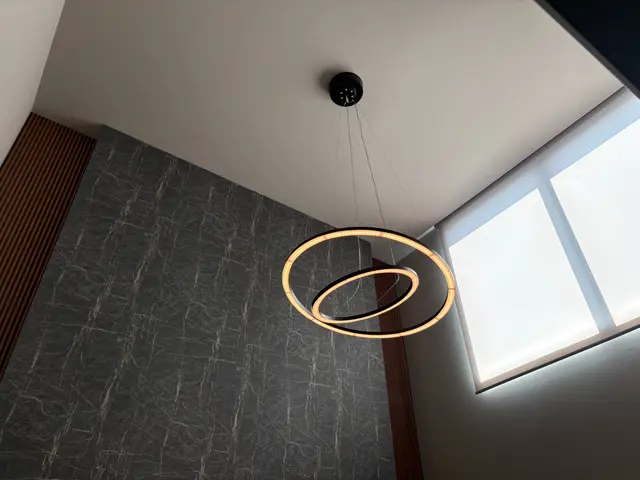 高所作業や照明器具取付施工致します。他社で断られた照明器具でも取付致しますサービスの画像