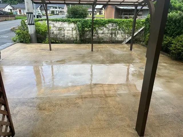 気になるカーポートの汚れ洗います。サービスの画像