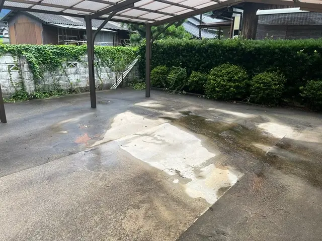 気になるカーポートの汚れ洗います。サービスの画像