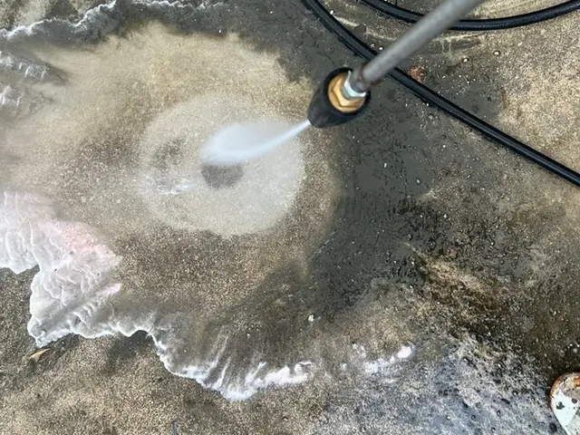 気になるカーポートの汚れ洗います。サービスの画像