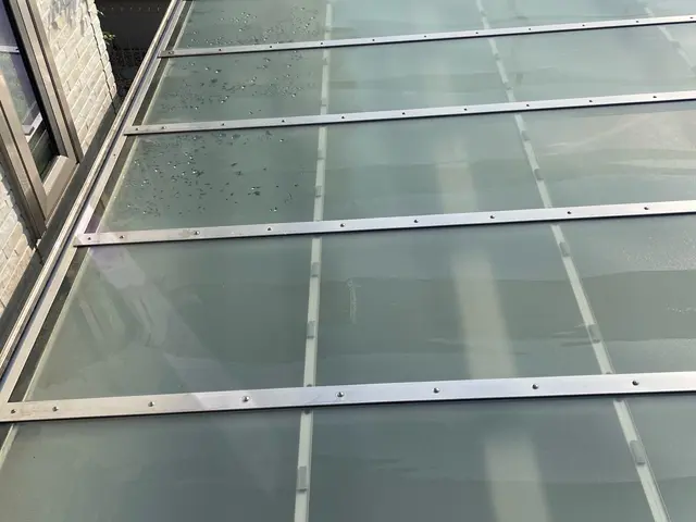 【自分では洗えないカーポートを清掃します！】高圧洗浄で泥や汚れを綺麗にします！サービスの画像