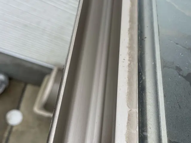 【自分では洗えないカーポートを清掃します！】高圧洗浄で泥や汚れを綺麗にします！サービスの画像