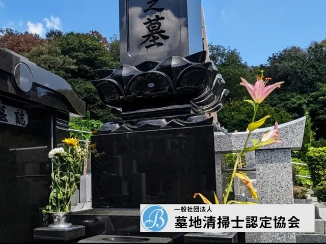 《お線香+供花コミコミ価格》現地施工専門の字彫り職人｜お墓参りお任せください。サービスの画像