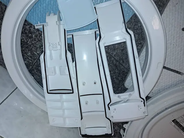 洗濯槽の裏側は洗剤残りとカビの温床です。きれいにはがしてお洗濯ものを清潔に！サービスの画像