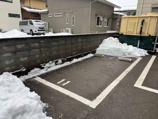 雪かき・雪下ろし代行（手作業／軽トラ排雪対応）サービスの画像