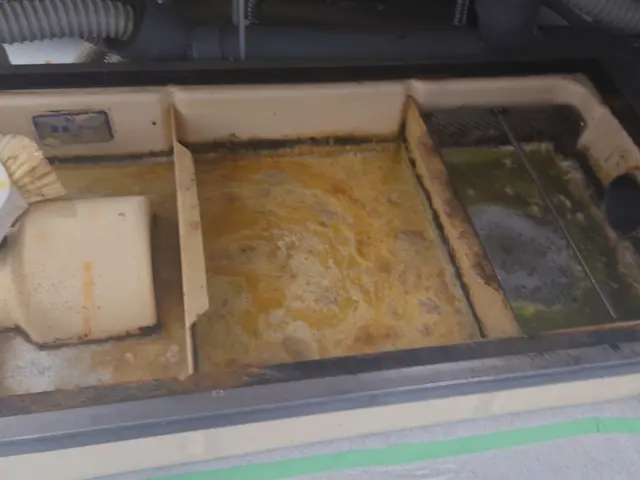 グリストラップ清掃作業はお任せください。サービスの画像