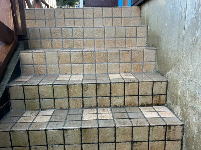 お隣対策も！安心安全で玄関高圧洗浄！サービスの画像