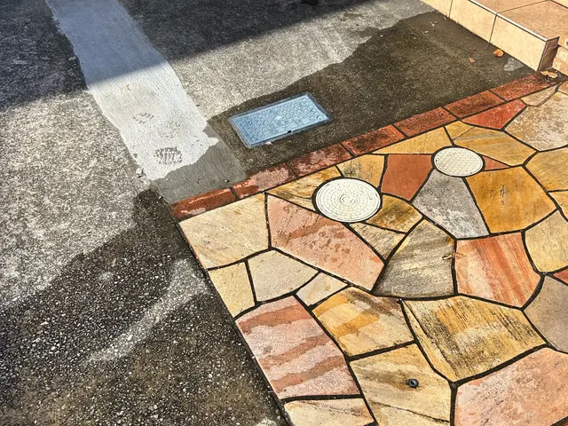 お隣対策も！安心安全で玄関高圧洗浄！サービスの画像