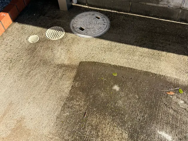 お隣対策も！安心安全で玄関高圧洗浄！サービスの画像