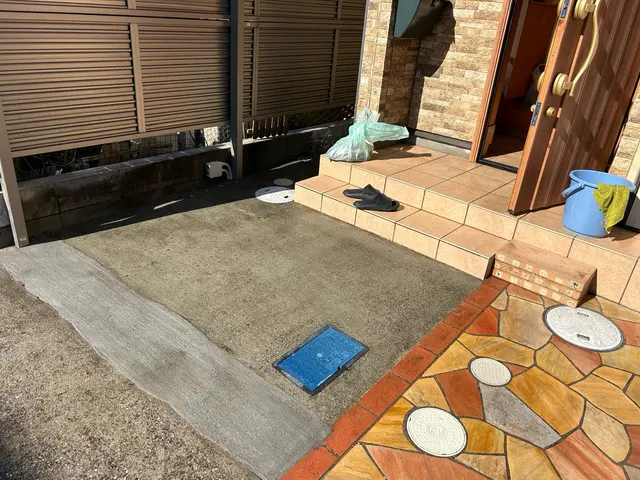 お隣対策も！安心安全で玄関高圧洗浄！サービスの画像