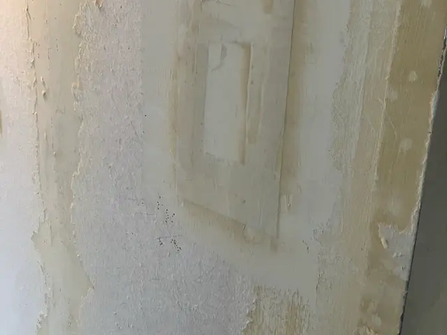 壁紙の剥がれ、凹み直します！24時間受け付けてます！クロスのお悩みお任せくださいサービスの画像