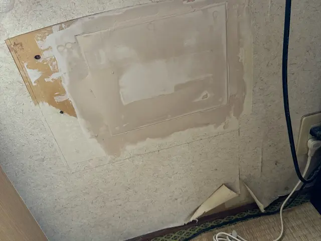 【壁穴補修はお任せください】完全自社施工！丁寧な作業を心がけております！サービスの画像