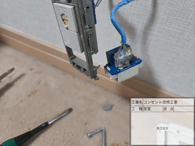 LAN配線増設工事。写真の弱電資格者にお任せ下さい。施設工事歴多数有〼サービスの画像