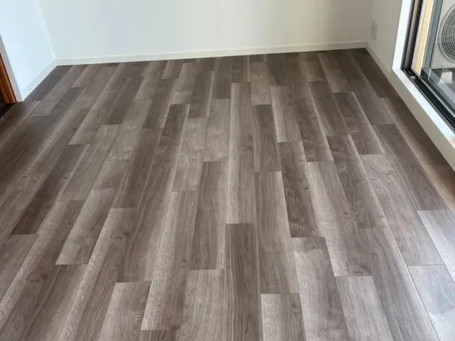 お手入れの楽なフローリング。通常の張替工事より低料金で満足のいく仕上がりにサービスの画像