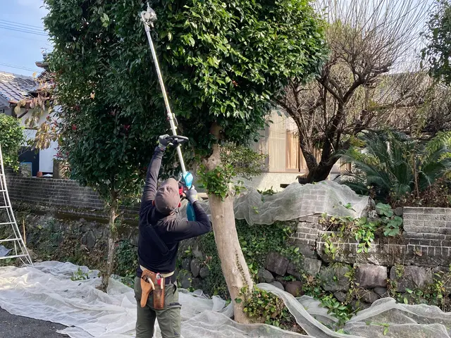 お庭の事なら丁寧な作業と対応でご満足して頂ける（株）庭づくりへ御依頼下さい。サービスの画像