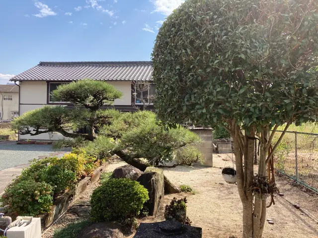 お庭の事なら丁寧な作業と対応でご満足して頂ける（株）庭づくりへ御依頼下さい。サービスの画像