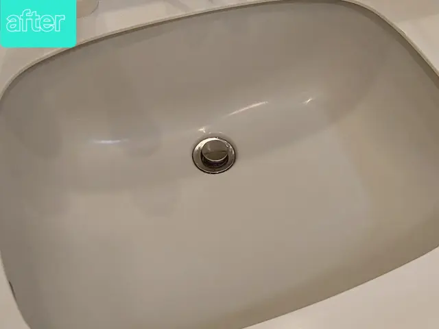 水回り特殊専用塗料で洗面台を交換せずに蘇らせます！サービスの画像