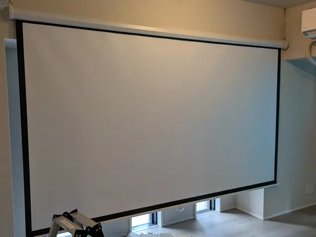 大型映像で自宅が映画館に！スクリーンの取付承ります。外注なし 電動スクリーン可サービスの画像