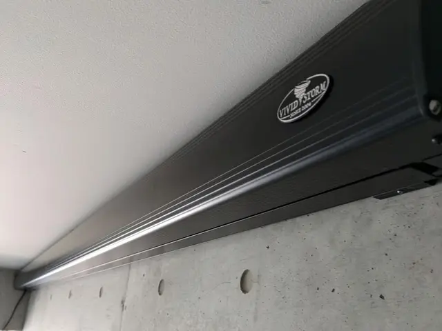 大型映像で自宅が映画館に！スクリーンの取付承ります。外注なし 電動スクリーン可サービスの画像