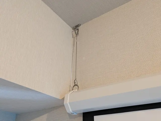 大型映像で自宅が映画館に！スクリーンの取付承ります。外注なし 電動スクリーン可サービスの画像