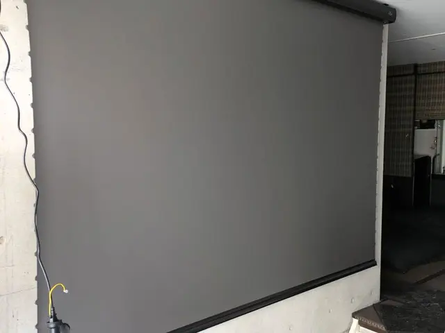 大型映像で自宅が映画館に！スクリーンの取付承ります。外注なし 電動スクリーン可サービスの画像