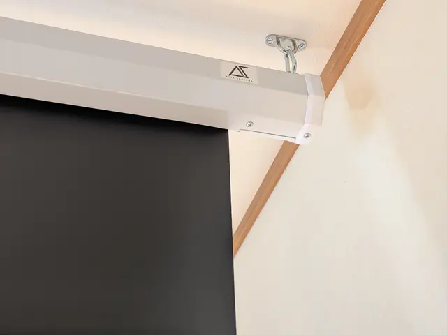 大型映像で自宅が映画館に！スクリーンの取付承ります。外注なし 電動スクリーン可サービスの画像