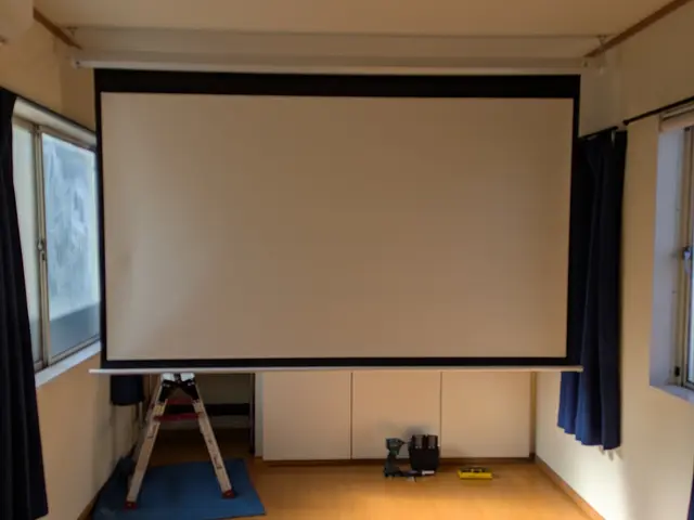 大型映像で自宅が映画館に！スクリーンの取付承ります。外注なし 電動スクリーン可サービスの画像