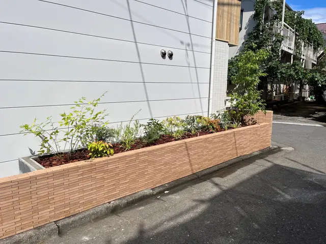 新規の植栽から移植まで植木の植え替えならお任せ下さい！枯らすことなく生かします！サービスの画像