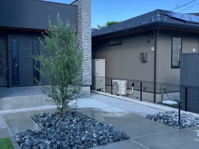 いろんな色の砂利、割栗石お任せください。チャート砂利も格安で。サービスの画像