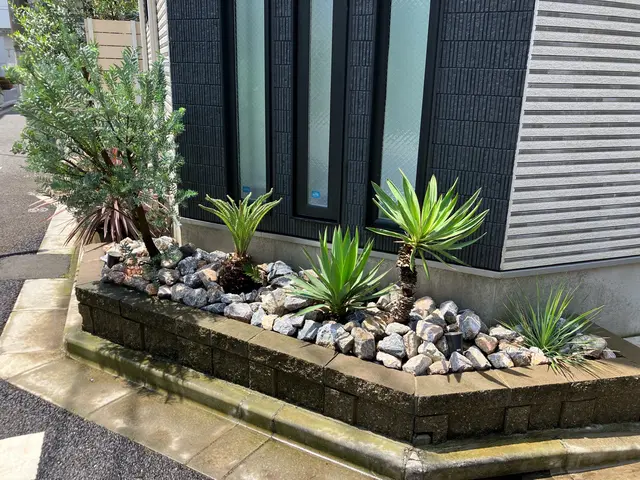 いろんな色の砂利、割栗石お任せください。チャート砂利も格安で。サービスの画像