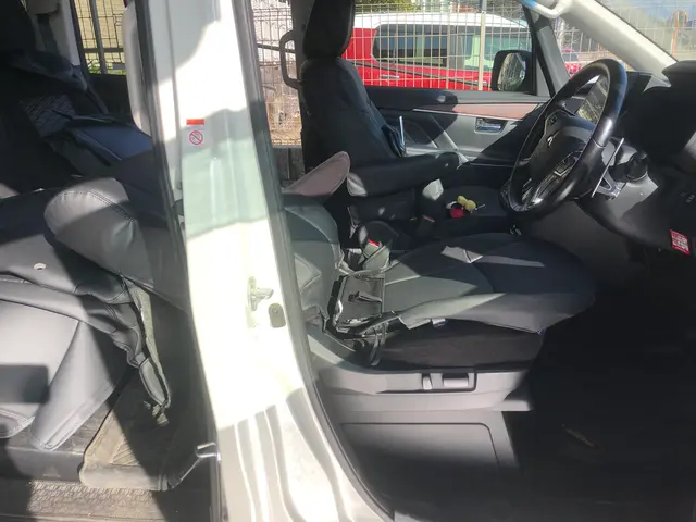 シートカバーの取り付け出張作業・通販サイトでご購入された商品の取り付け実施サービスの画像