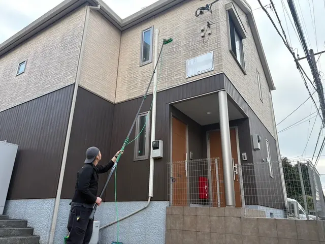 外壁はこう洗う！！専用の伸縮ブラシ&純水精製機を使用でおうちの壁が見違える！！サービスの画像