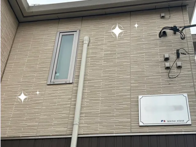 外壁はこう洗う！！専用の伸縮ブラシ&純水精製機を使用でおうちの壁が見違える！！サービスの画像