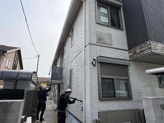 外壁はこう洗う！！専用の伸縮ブラシ&純水精製機を使用でおうちの壁が見違える！！サービスの画像