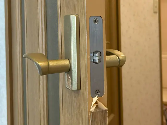 ドアにできたキズ、穴を直します。リメイクシートの貼り替えもします。サービスの画像