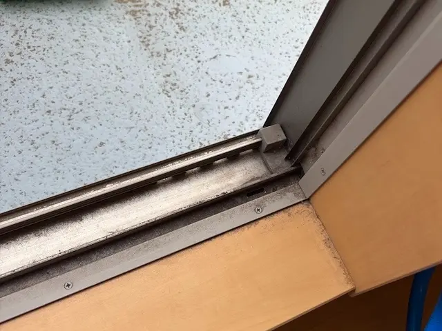 レールの砂汚れまで徹底洗浄！サービスの画像